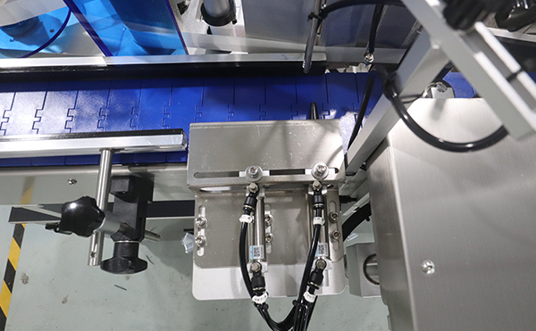 圓瓶貼標(biāo)機(jī),自動(dòng)貼標(biāo)機(jī),貼標(biāo)機(jī)廠家