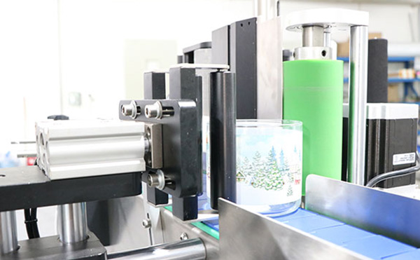 在現(xiàn)代生產(chǎn)線上，全自動(dòng)圓瓶貼標(biāo)機(jī)因其高效、精準(zhǔn)的性能，成為眾多企業(yè)的首選。今天，就讓我們用一分鐘的時(shí)間，快速了解這款設(shè)備的適用范圍和操作流程。