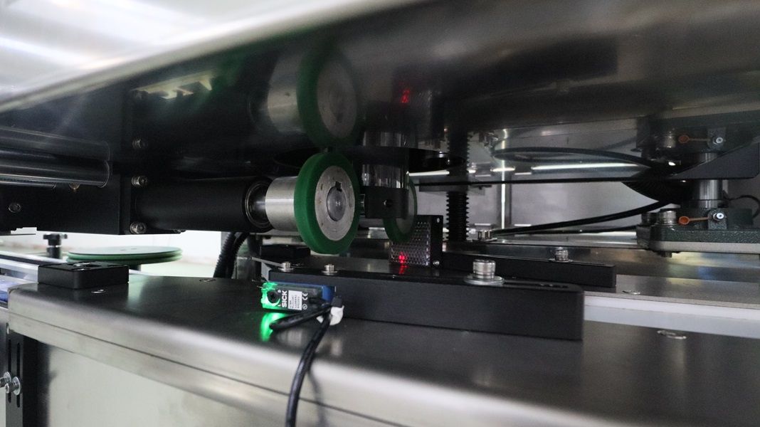 果汁飲料套標(biāo)機(jī),飲料自動(dòng)套標(biāo)機(jī),套標(biāo)機(jī)廠家,佼佼者