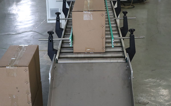 側(cè)封式封箱機(jī),側(cè)封式封箱設(shè)備,包裝機(jī)設(shè)備,佼佼者自動(dòng)化